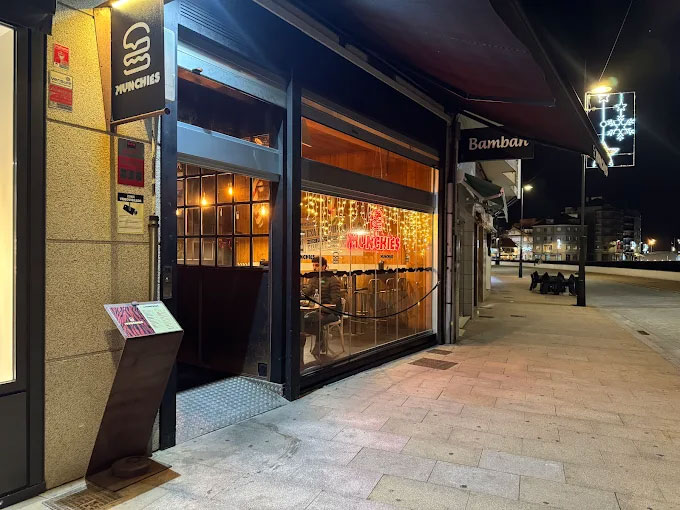 Instalación de campana extractora y aire acondicionado en la cocina de Munchies, Sanxenxo