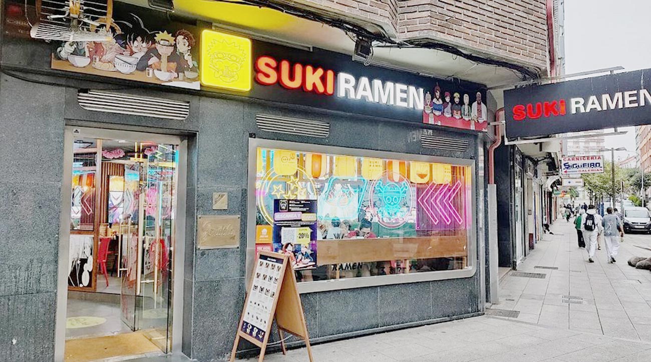 Instalación de cocina profesional con equipos de cocción, refrigeración y preparación diseñados a medida por Grupo Roig para hostelería.