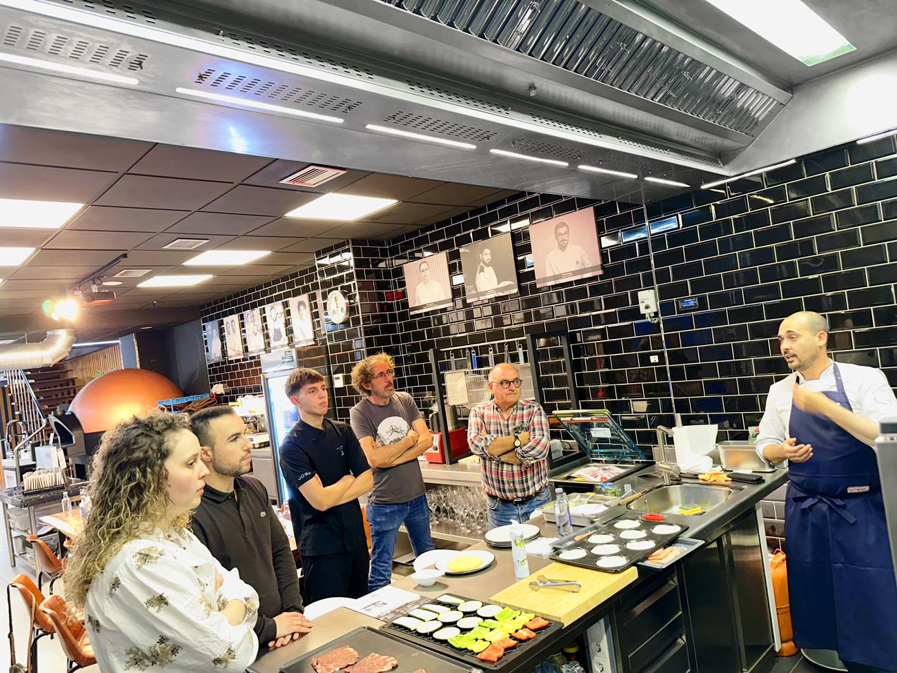 Profesionales de la hostelería asistiendo a la demostración de equipos Rational en las instalaciones de Grupo Roig.