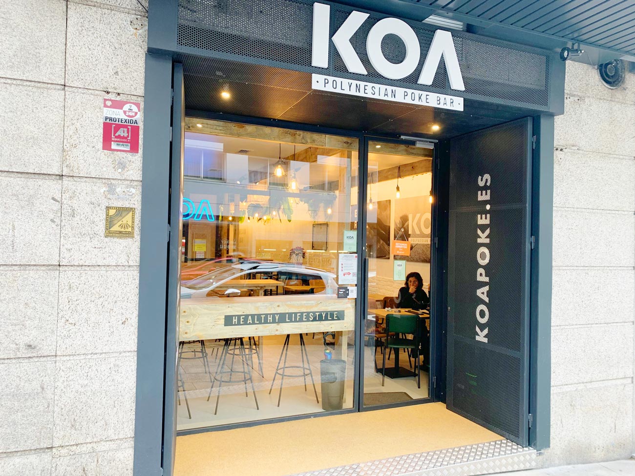 Expositor refrigerado para Koa Poke en Santiago instalado por Grupo Roig.