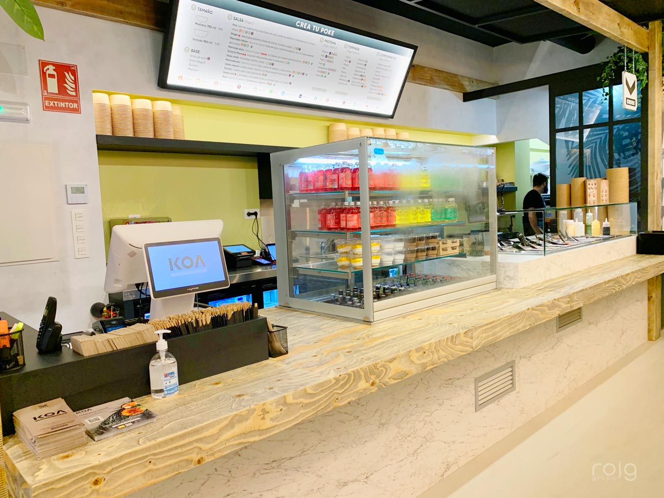 Campana extractora industrial instalada por Grupo Roig en Koa Poke Santiago.