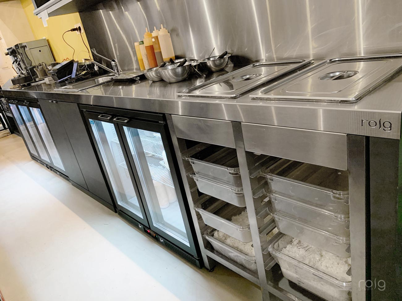 Expositor refrigerado y horno mixto en cocina profesional Koa Poke Santiago.