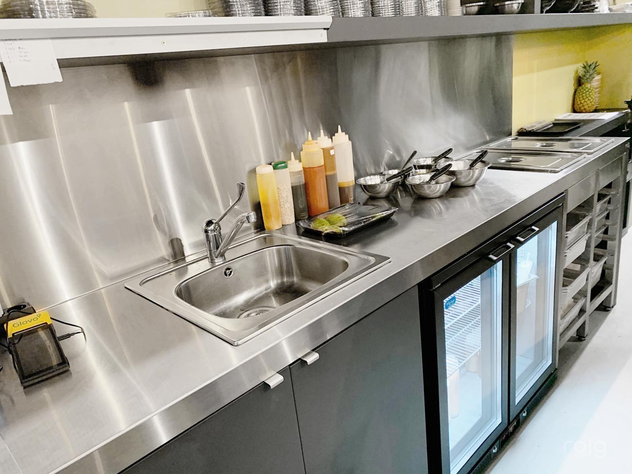 Cocina integral con horno mixto y expositor refrigerado en Koa Poke Santiago.