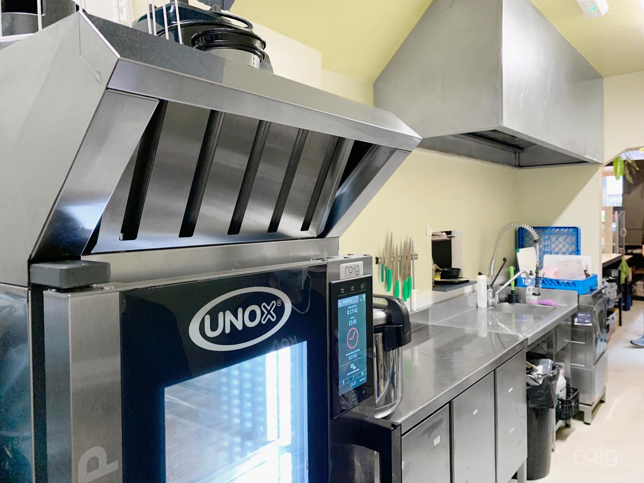 Zona completa de lavado y campana industrial en Koa Poke Santiago.