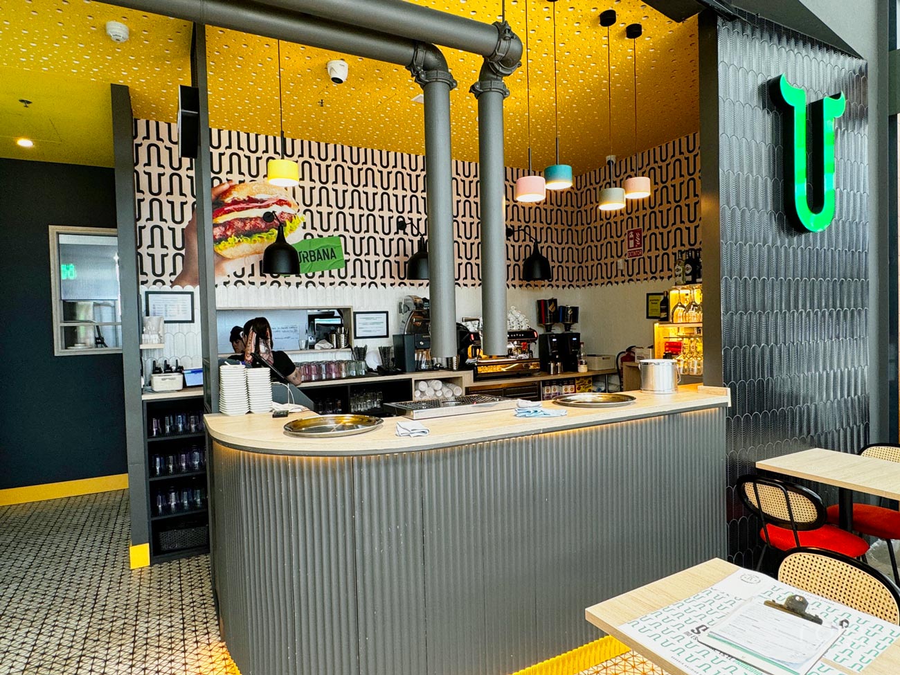 Barra de servicio equipada por Grupo Roig en La Urbana con mobiliario inoxidable y refrigeración integrada.