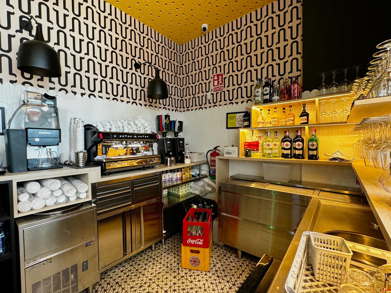 Contrabarra profesional de La Urbana equipada con módulos frigoríficos y espacio de servicio optimizado.