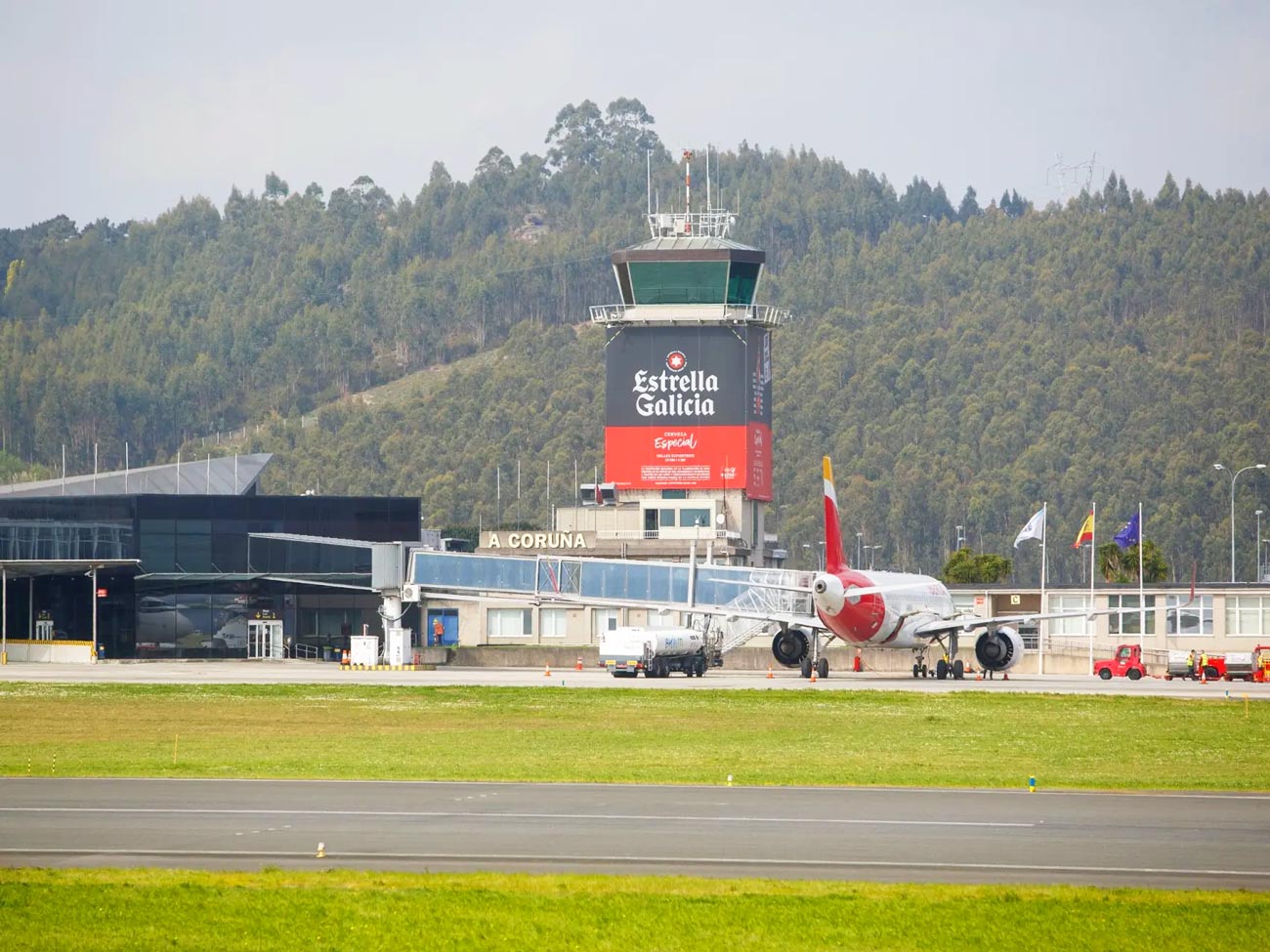 Vista del Aeropuerto de A Coruña (Alvedro) con la torre de control