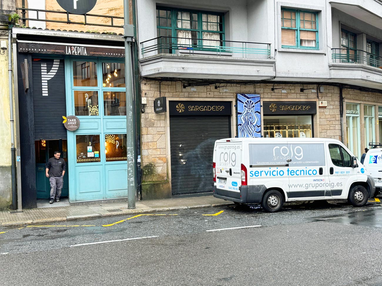 Furgoneta de servicio técnico Grupo Roig frente a La Pepita Santiago