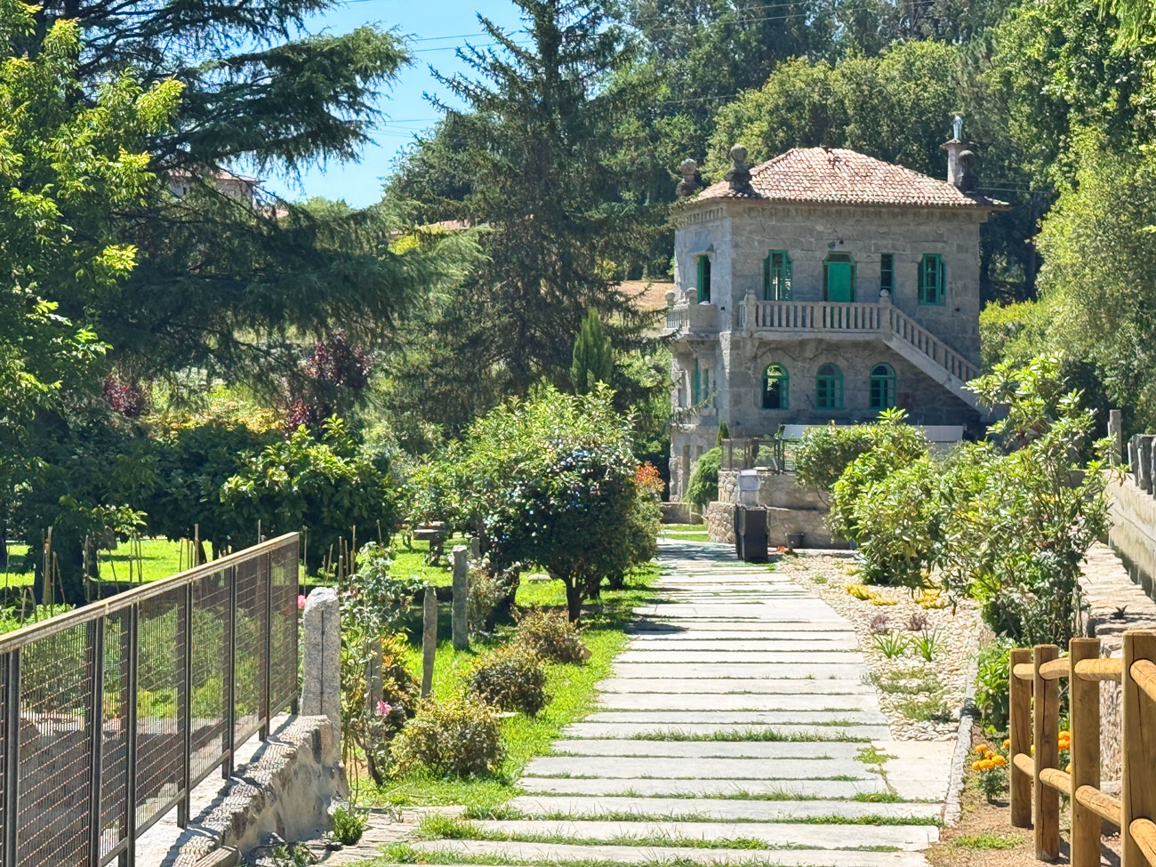 Fachada exterior del restaurante Catavento Garden Gastro con jardines en Ponteareas, Pontevedra — roig