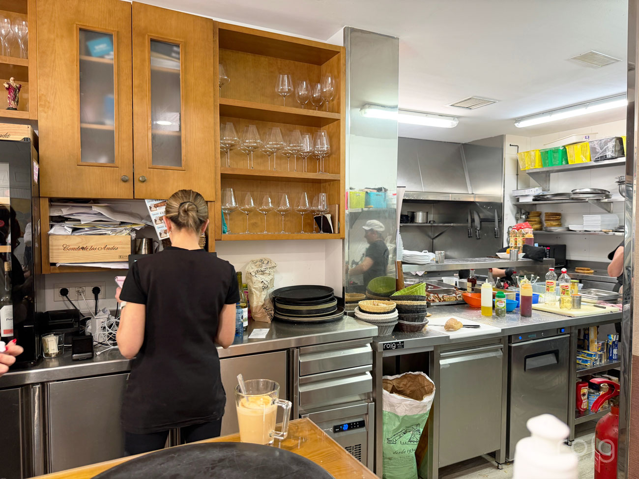 Vista general de la cocina del Restaurante A Meca en Illa de Arousa con mesado de acero inoxidable instalado por roig