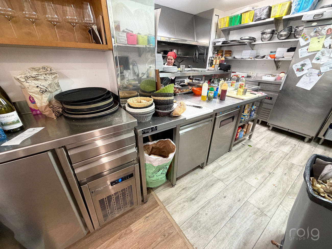 Mesado central de acero inoxidable a medida con máquina de hielo y módulos refrigerados en el Restaurante A Meca, Illa de Arousa