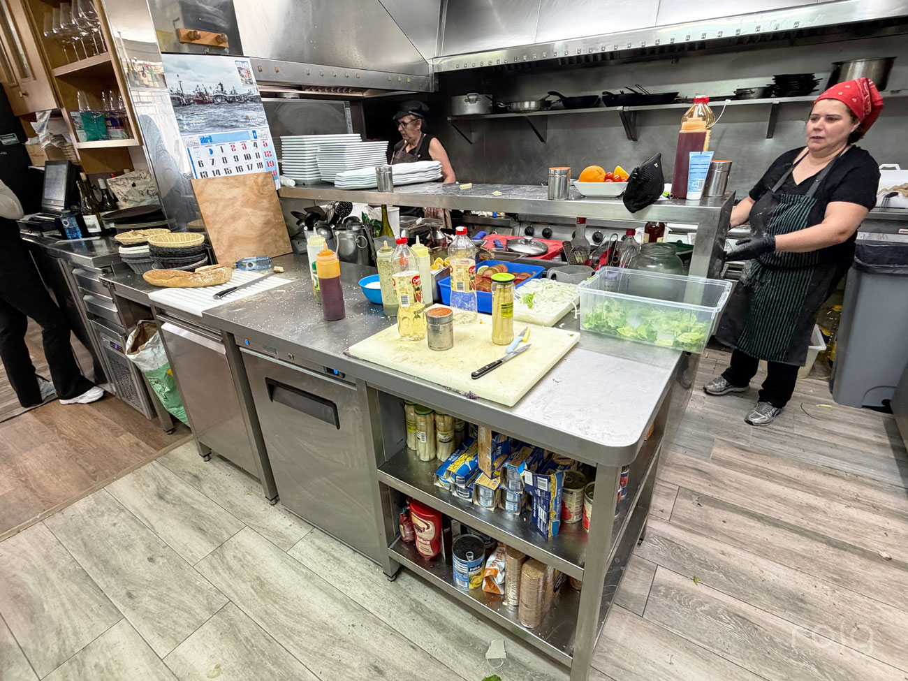 Mesado central de inox a medida con módulos refrigerados y estantería inferior en la cocina de A Meca, Pontevedra