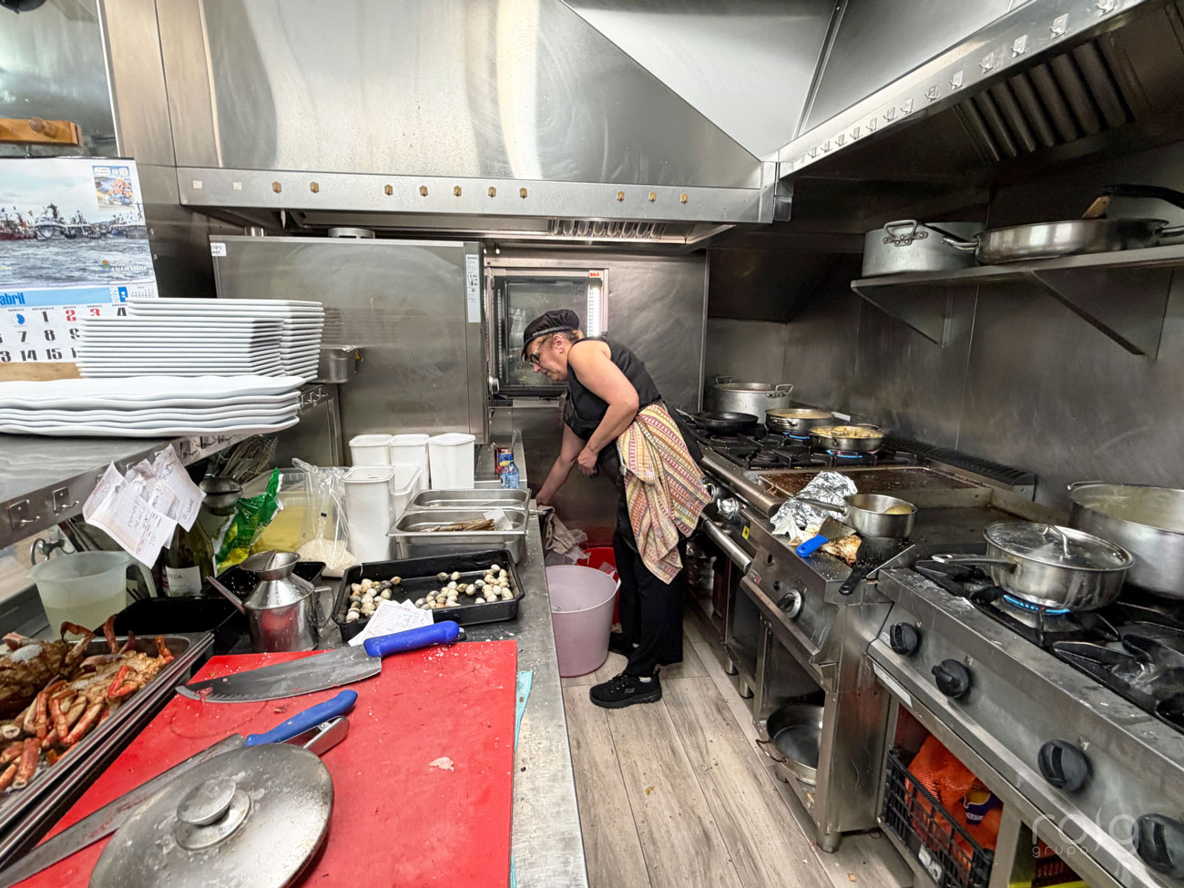 Vista de la cocina en servicio del Restaurante A Meca con el horno Rational iCombi Pro al fondo