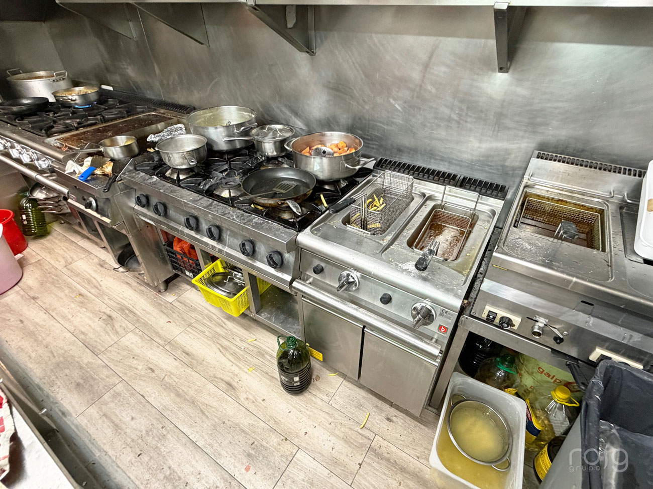 Línea de cocción con freidora de gas 10+10 litros instalada por roig en el Restaurante A Meca, Illa de Arousa