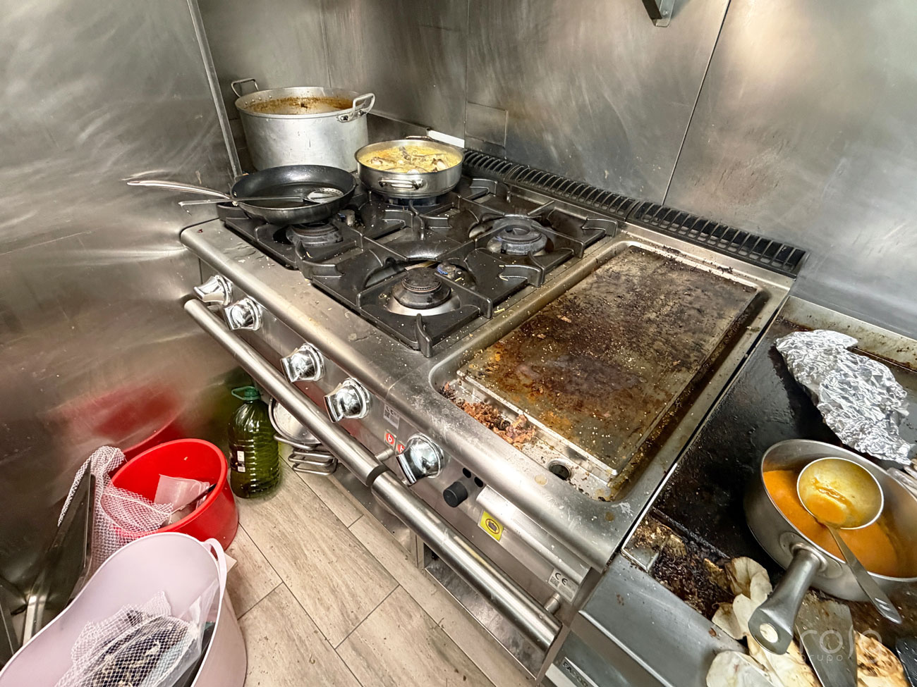 Plancha cromoduro 40/70 y cocina de gas en la línea de cocción del Restaurante A Meca, Pontevedra