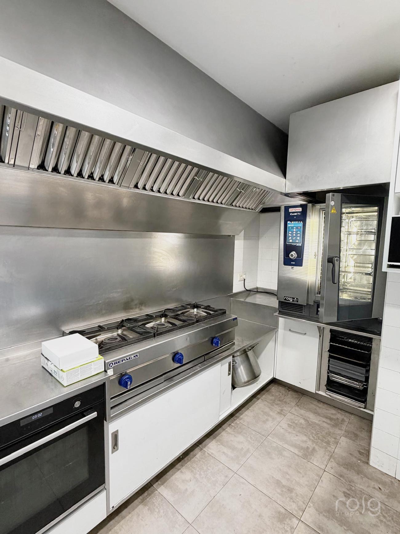 Horno Rational iCombi Pro con campana extractora de acero inoxidable en la cocina profesional del Club Náutico de San Vicente do Grove
