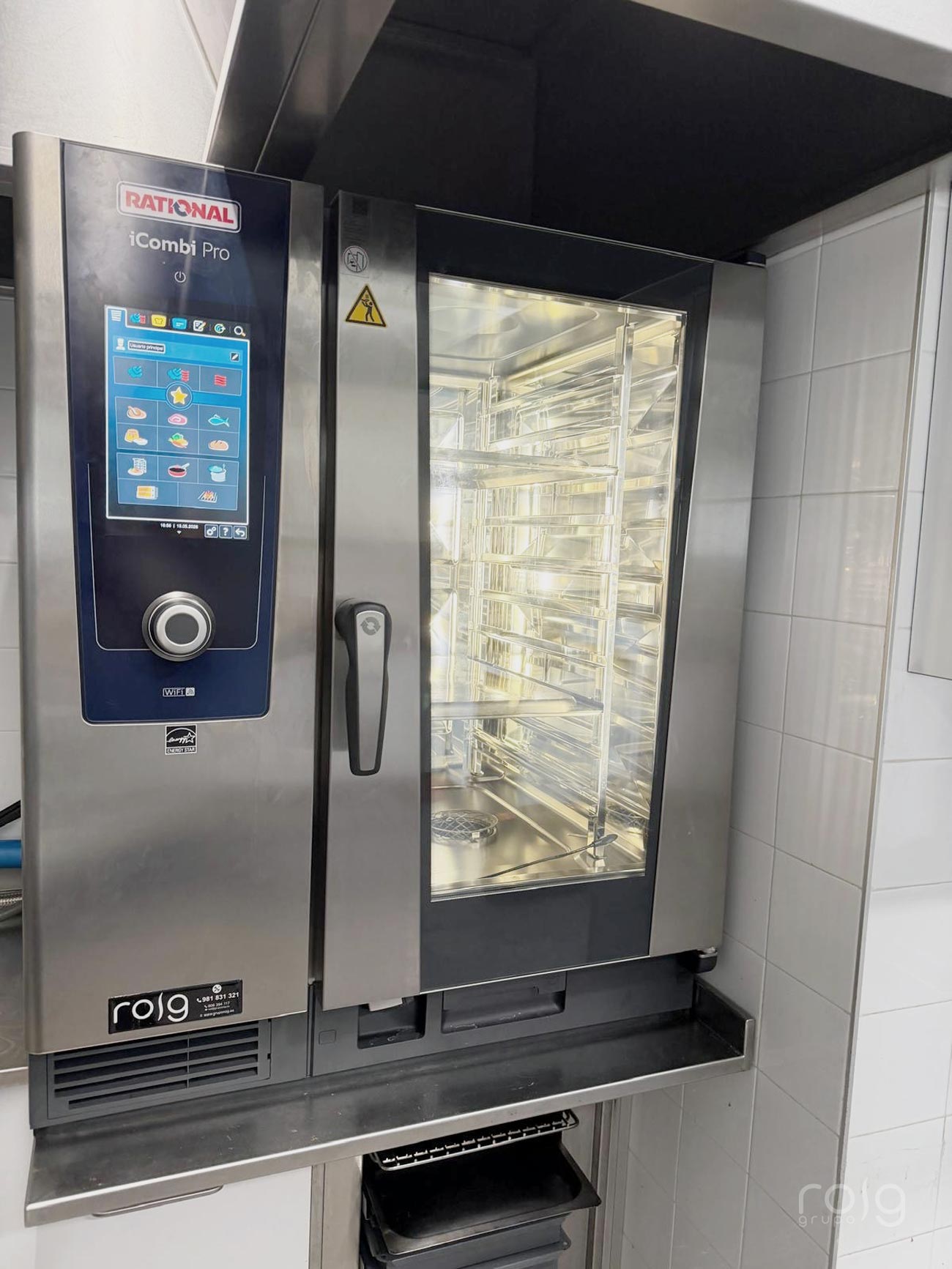 Detalle del horno Rational iCombi Pro instalado bajo campana extractora de acero inoxidable por roig