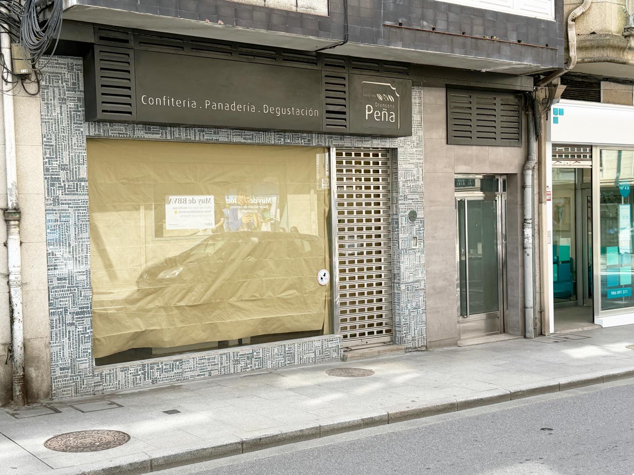 Fachada de la Panadería Ourensana Peña de Marín, Pontevedra, con zona de confitería y degustación, cliente de roig Has dicho: dame titulo subtitulo
