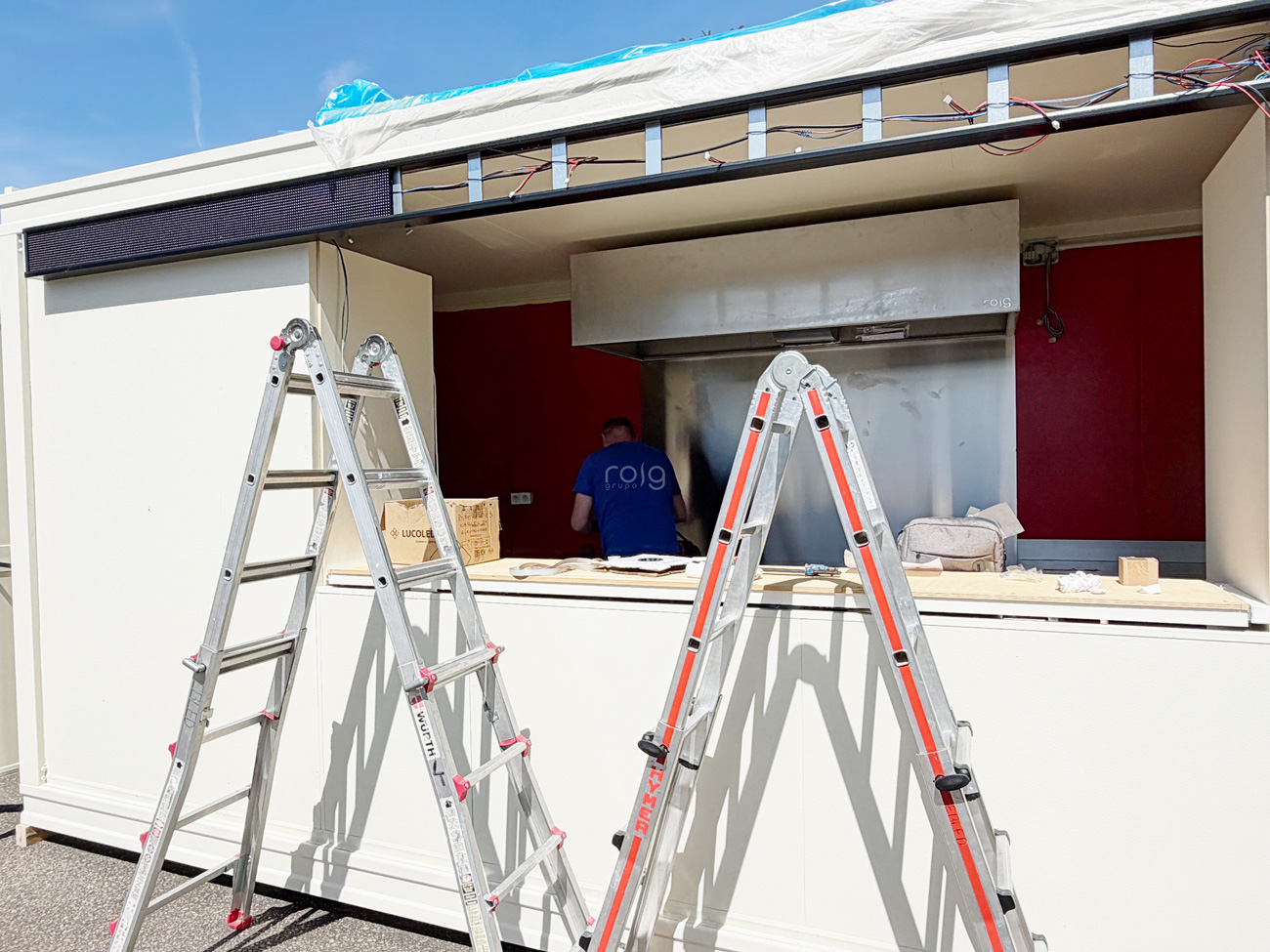 Dos armarios frigoríficos Edenox de acero inoxidable instalados en foodtruck para PPANG y KOA