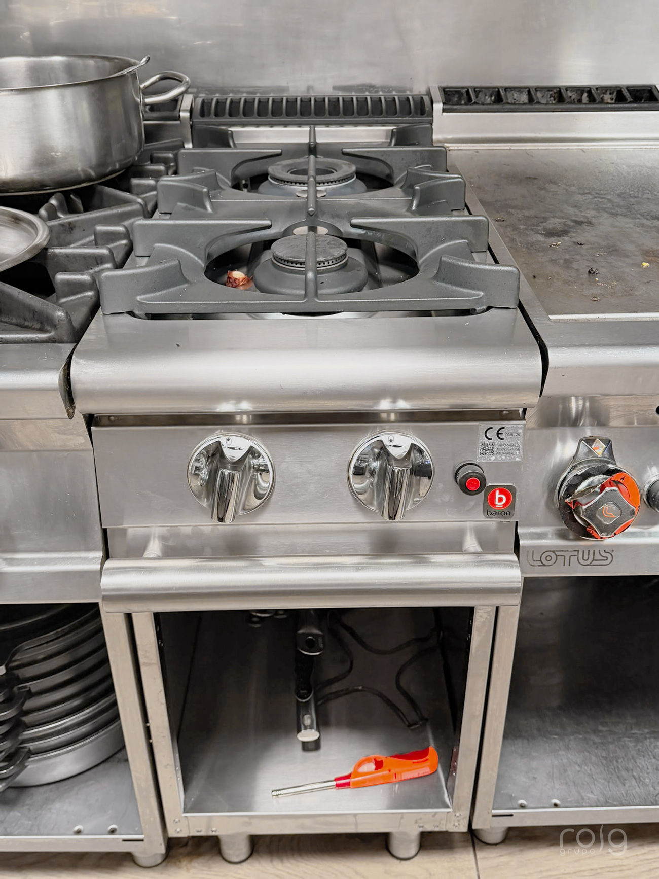 Cocina profesional a gas Baron instalada en Casa Acuña, Isla de Ons