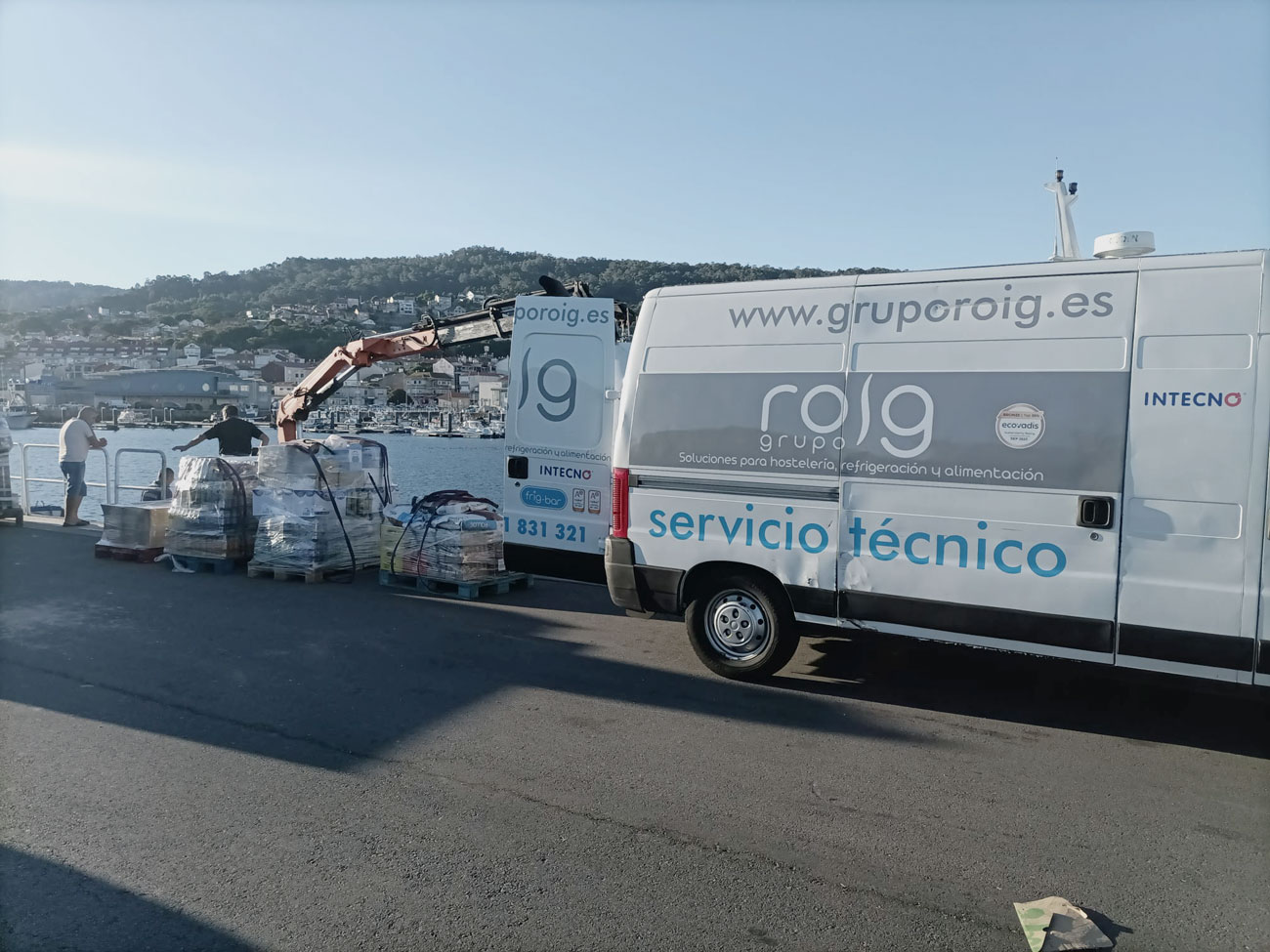 Furgoneta de servicio técnico de roig cargando equipamiento hostelero en un muelle para su traslado a la Isla de Ons